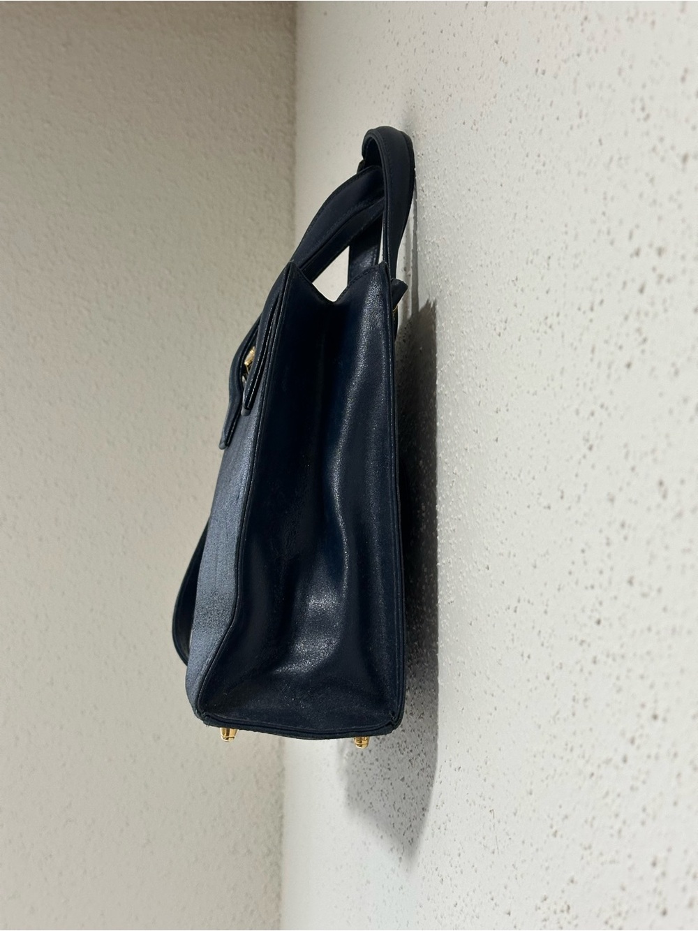 Vintage Leather navy blue bag from the 1970’s gold hardware. - Picture 4 of 15